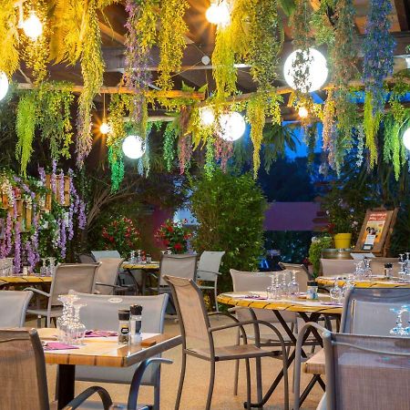 Hotel Les Pins Blancs En Provence Le Muy Exterior foto
